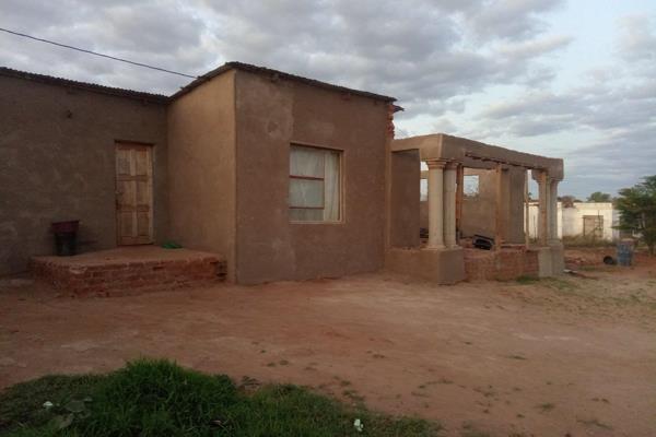 This property located at Tswinga Block 11, 9km away from Thohoyandou, there is Electricity and water available

Erf size ...