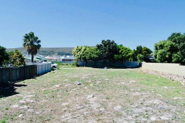 Discover a prime plot available in the sought-after Sandbaai area, conveniently situated ...