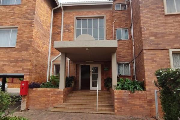 This flat is located in a well known  apartment block in Stilfontein.
Safe and secure.

This flat has an open-space lounge and dining ...