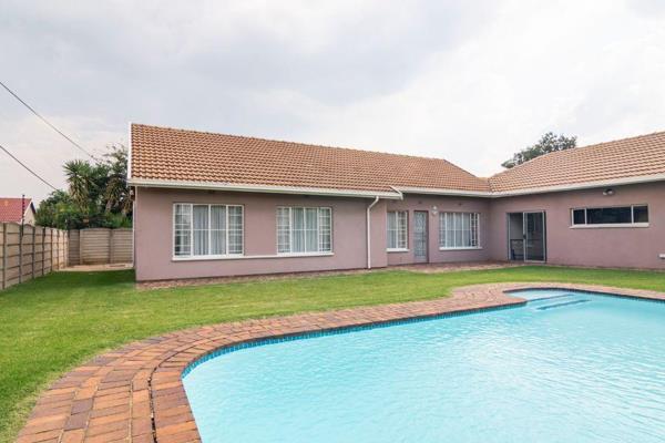 Beautiful House for  Rent

3 Bedrooms
2 Bathrooms
Swimming Pool
3  Garage
Kitchen
Living Room and Dining Room
Let me know if ...