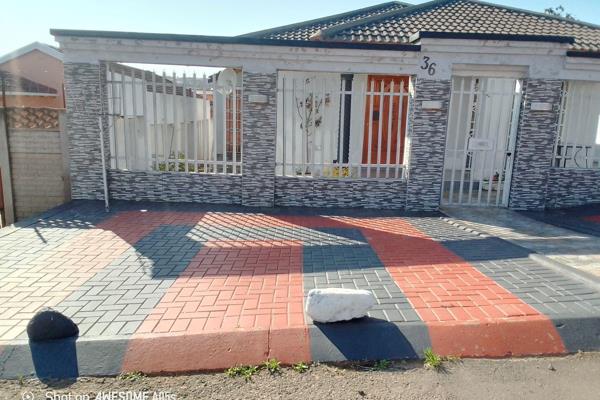 Charming Family House in Mbuqe.

Welcome to this wonderful family home, perfectly situated in the center of Mbuqe Extension, Mthatha. A ...