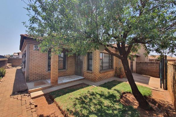 This charming 3-bedroom home in Kwenele South is perfect for those looking for a comfortable, low-upkeep property with plenty of ...