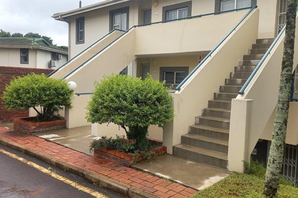 Stunning 2 bedroom apartment for sale in a popular complex situated in Westridge, Durban.  This completely stepless unit is situated on ...