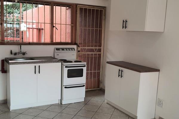 One Bedroom,paved GARDEN,  Kitchen and open plan lounge area and bathroom 
with shower
One parking
No pets allowed
Deposit R5000
Credit ...