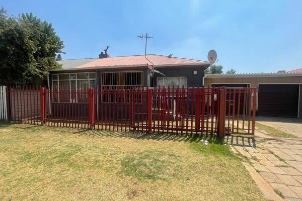 This lovely property is situated in the well established booming area of Boksburg North.

With easy access to surrounding areas such ...