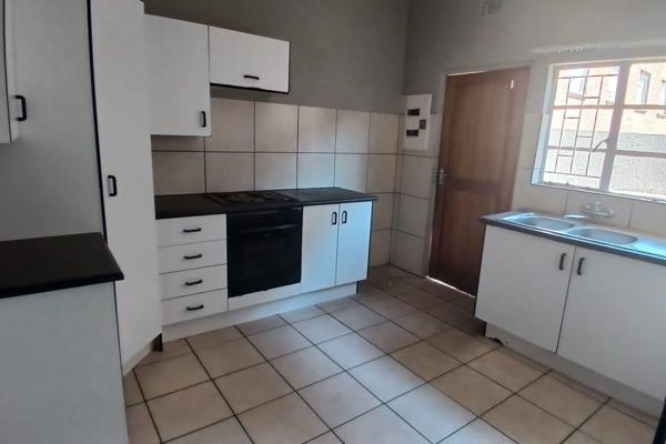 !Stunning Flat!

Beautiful Spacious Lounge.
Modern Wooden Kitchen.
Two Bedrooms.
One Bathroom.
Private Space for Laundry ...