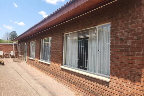 SOLE MANDATE :  Elegant and spacious 3-bedroom townhouse available for rent in the heart of Standerton. This well-maintained property ...