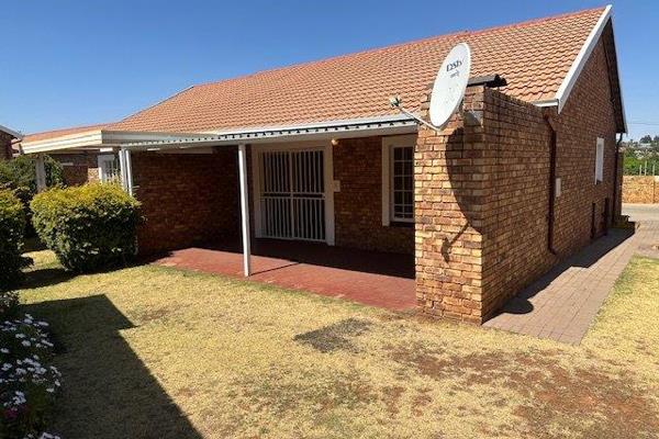 *** NOW SELLING AS SECTIONAL TITLE ***

Large, open plan lounge &amp; dining room and ...