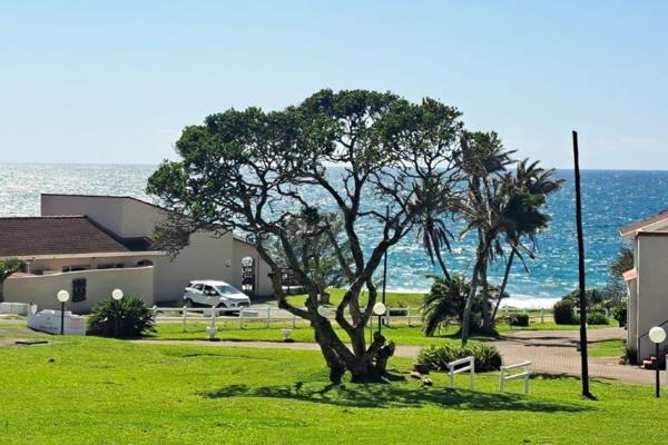 A luxurious and spacious three bed duplex  with great ocean views, and a walk to the beach situated in a small and picturesque complex ...