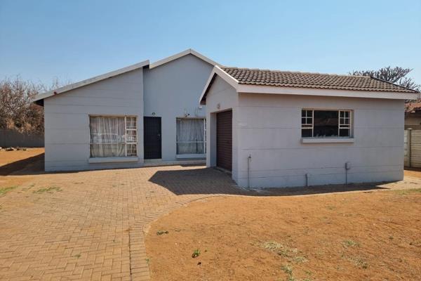 Available to let is a 3-bedroomed house with 2-bathrooms in Imbani Estate in Lephalale.
This 3-bedroom and 2-bathroom house is for rent ...