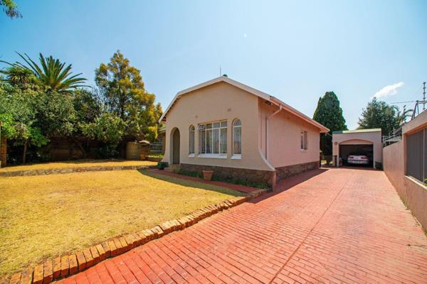 This beautifully maintained 3-bedroom home offers comfort and convenience, featuring a fully renovated bathroom and an open-plan, spacious lounge and dining room perfect for family living. The kitchen is modern and well-fitted, catering to all your culinary needs. (please ...