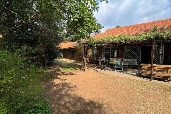 Entering this very private pan-handle property through Two remote gates, you will be driving down a joyful bird-chirping, neatly paved ...