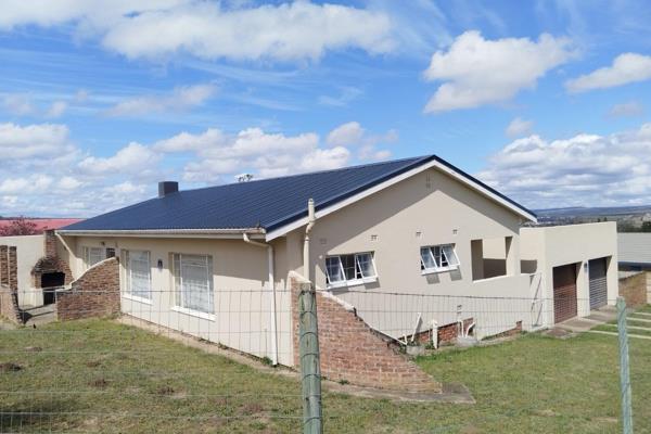 This neat, home is situated at the top end of west bank.

There are 2 bathrooms, one of them being an en-suite bathroom. The 3 ...