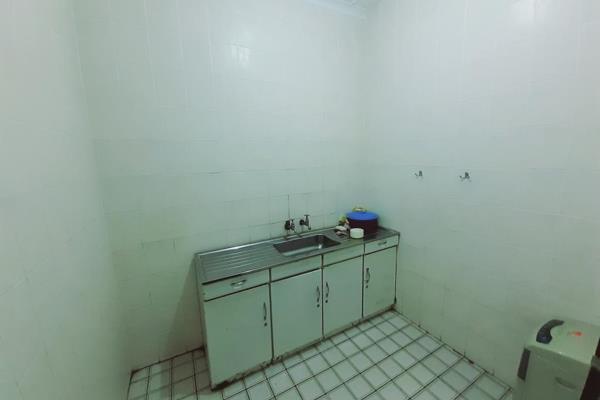 This room is located in a communal house, and offers a shared bathroom, kitchen and ...