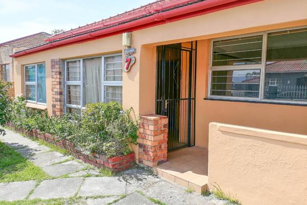 Spacious family home in a lovely quiet pocket of Wynberg Village.

The house consists of a lounge, separate dining room and an office ...