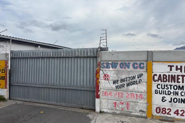 50 sqm Industrial Unit, in a secure complex in Retreat, with 2 parking bays and private ...