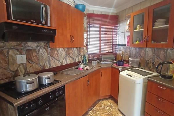 2 Bedroom Apartment includes:

kitchen

bathroom

lounge

Closed back yard and parking. 

Levies: R500

Rates: ...