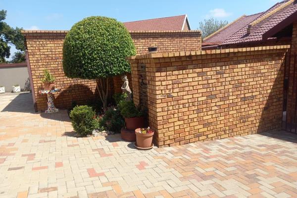 Rental: r5,000
deposit: r5,000
admin fee: r1,000
no pets allowed!!!

This spacious bachelor cottage apartment offers you the ...