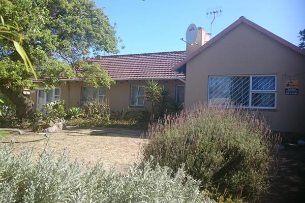 Location: Pinelands
 accommodation offers:

living room with fire place
3 bedrooms ...