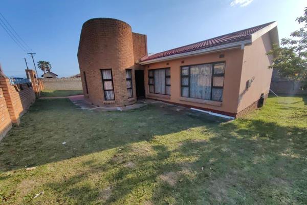 Luthando Gxashe Properties presents this exceptional home located in the prestigious neighborhood of Mdantsane in NU 17. This upmarket ...