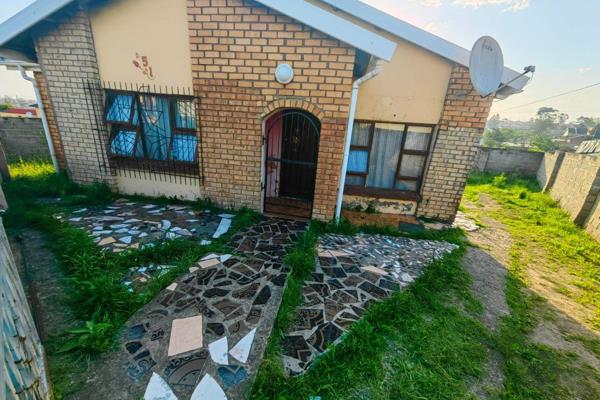 This is a ready move in house situated 12 minutes from Mdantsane city mall.

The house offers 3 bedrooms and the kitchen and ...