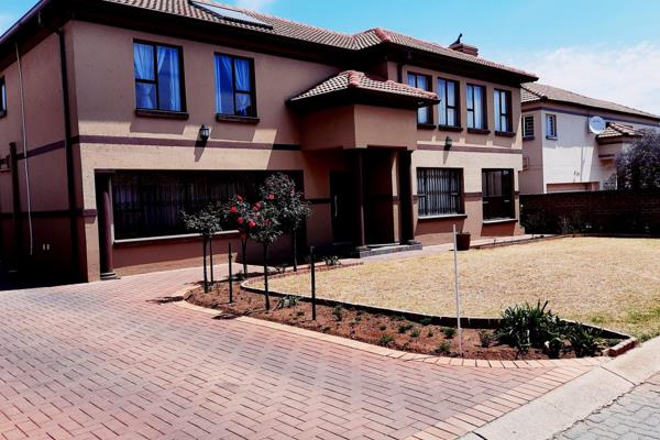 Large double story home for sale in Parklands estate, Boksburg. Property is move in ready and is ideal for a large family looking for ...