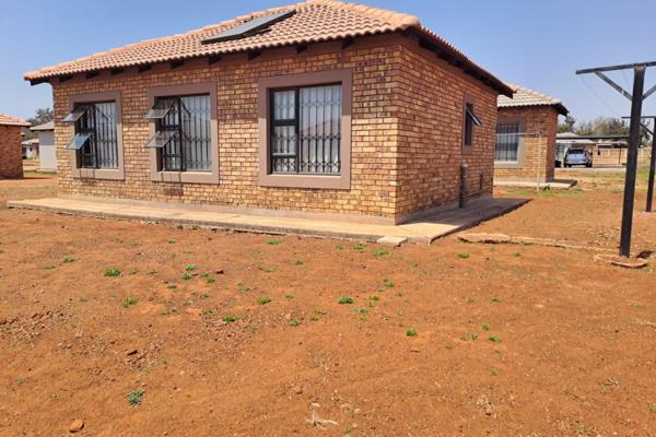 Well maintained tiled roof home in the enclosure of Daggafontein in a very secured complex offering
Low maintenance, facebrick home,  ...