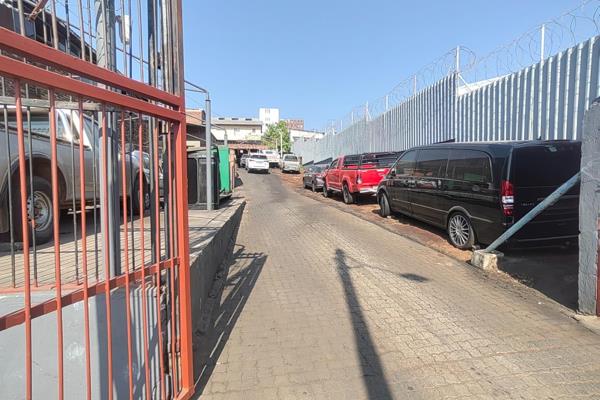 PRIME BUSINESS PREMISES IN NELSPRUIT CENTRAL
Close to all motorways make this a desirable location for your business. 
This versatile ...