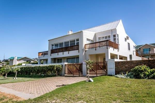 Beautiful 5 bedroom house with 5 bathrooms 2 x open plan kitchens with open plan livingrooms only one bedroom without sea view. 
Lots ...