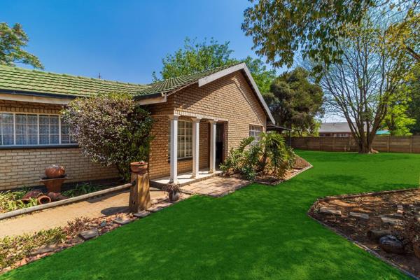 Experience a laid-back, easy-going lifestyle with this low-maintenance home, set on a large corner stand.

The uniformly tiled lounge ...