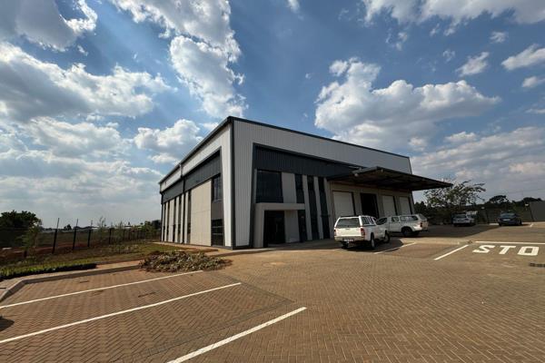 This newly developed 2,050m2 warehouse on Kelly Road in Jet Park offers an exceptional ...