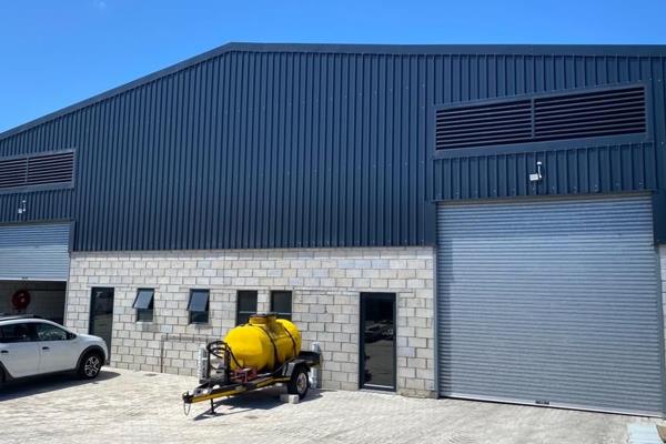 WOODPECKER STREET | COTSWOLD | NEAT 300 SQM WAREHOUSE

This adaptable warehouse in ...