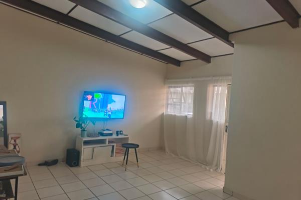 Discover your perfect home in the heart of Witbank Central with this spacious 2-bedroom apartment. Featuring a modern open-plan layout ...