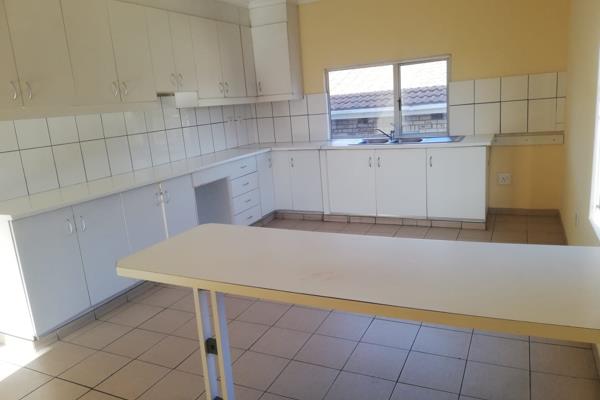 Fully Fitted 2 bedroom unit 1 bathroom

Fully fitted with built in Cupboards

Lovely kitchen

Large spacious living ...