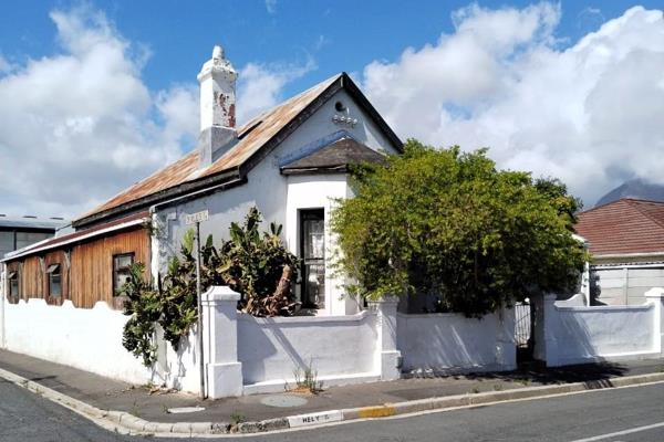 Spacious Family Home

5 bedrooms (2 en-suite), separate lettable flatlet with 3 rooms ...