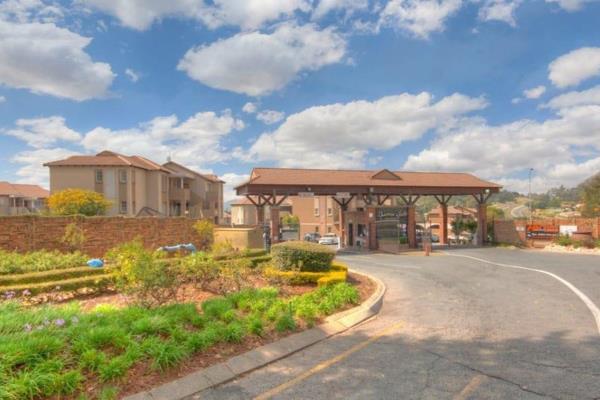 Sparrowgate Lifestyle Estate is a beautiful safe complex in South of Johannesburg 

Second floor unit consists of : 
2 Fitted ...