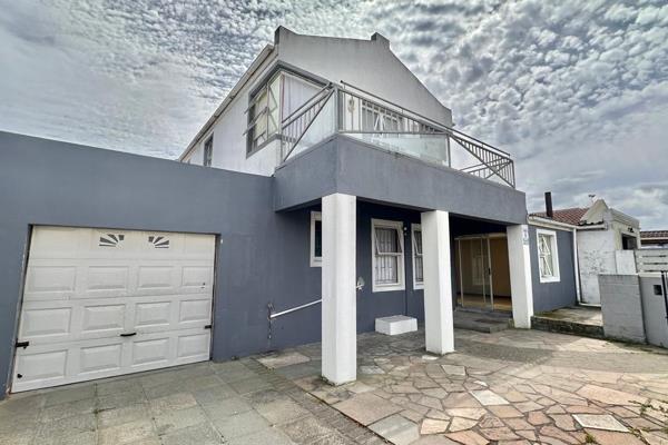 This gorgeous family home has just become available and is located in the heart of Rondevlei Park, Mitchell&#39;s Plain.

It offers ...