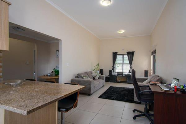 Upon entering this you will find a open plan granite kitchen with easy flow to the lounge and balcony area. This unit offer 2 x ...