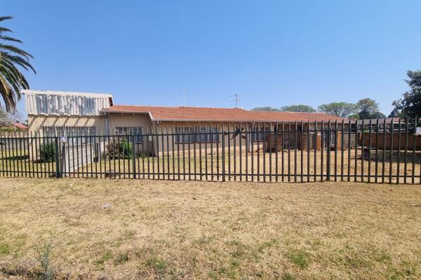 Located in the peaceful neighborhood of casseldale springs close to schools, town, springs mall and N 17 highway . The kitchen boasts ...