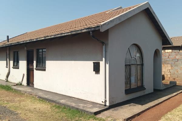 This property consists of 3 bedroom, dinning area, lounge, kitchen fully fitted, separate toilet and bath.