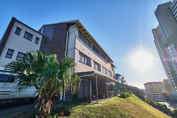 SOMETHING SPLENDID - OVERLOOKING THE OCEAN 

Set on a hill overlooking the ocean, this newly renovated bachelor flat with a lock up ...