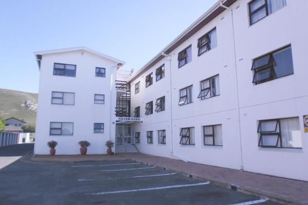 Proud Sole Mandate
Excellently located in the heart of Hermanus, this top floor apartment in Silver Oaks offers great views of the ...