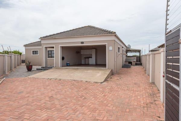 Beautiful house in Bluewater Bay

3 Bedrooms 
2 Bathrooms
Big open plan lounge, dining room, kitchen 
Braai outside with patio ...