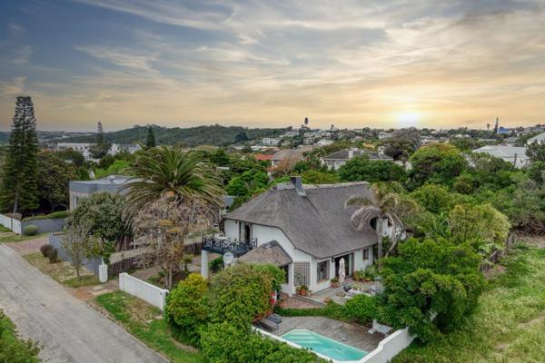 Sole Mandate
This delightful home is just about 100 meters from the stunning Robberg 5 ...