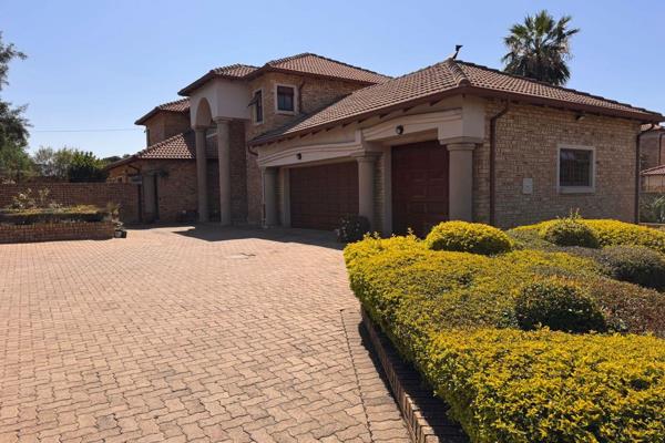 Beautiful Family Home in Ruimsig.

Discover the perfect balance of elegance and ...