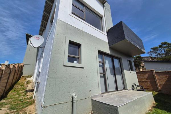 Sizzling Hot Bargain - 2 Bedroom Apartment with Amazing Landscape Views in Island View - Mossel Bay!

This Lock up &amp; Go Unit ideal ...