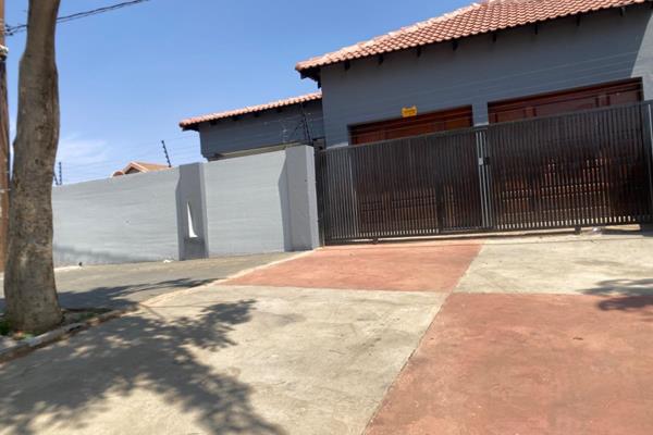 3 bed 2 bath spacious house in the heart of Protea glen in Soweto Ext 9
Beautiful home in a peaceful area with double garage . Main ...