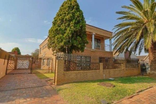 Here’s a detailed description of a double-story house in Lenasia South with 4 bedrooms:

This elegant double-story house is located ...