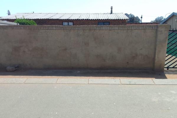 This Property offers;

Three room property consists of One bedroom, dinning and kitchen. Fully walled and gated. Not far from picknpay ...