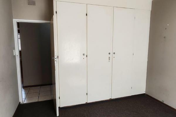 A neat unit is up for sale in Witfield. 
The complex is not very big and is in Brown Street. The complex is accessed via an intercom ...